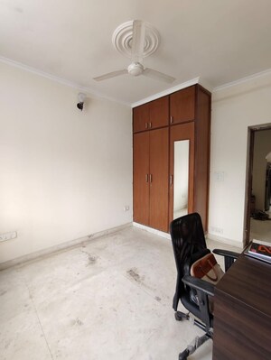 Room in 5 BHK Apartment at B2 Green Glade Apartments, Vasant Kunj – for Sale