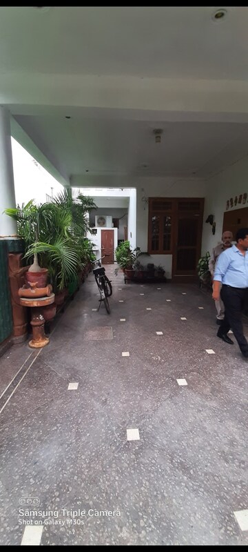 Parking in 4 BHK Independent House at Gomti Nagar – for Rent