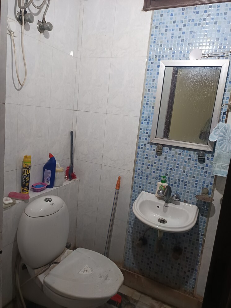 Bathroom, patel nagar 2 Bedroom 950 Sq.Ft. Builder Floor In Patel Nagar Delhi 8888074