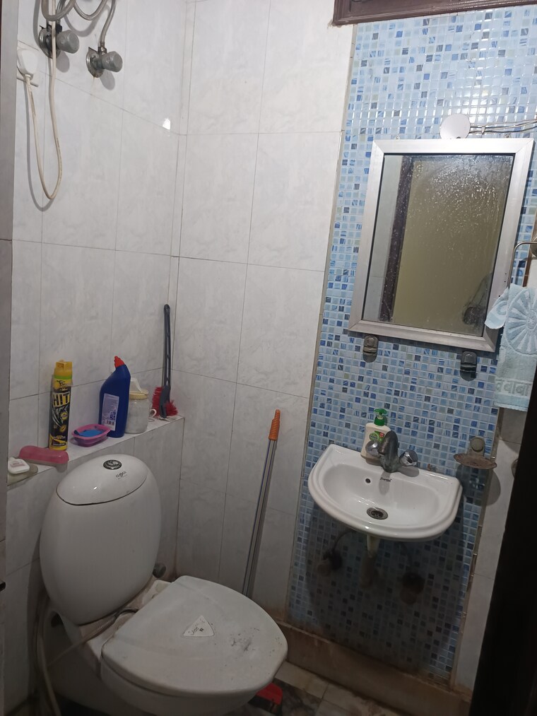 Bathroom, patel nagar 2 Bedroom 950 Sq.Ft. Builder Floor In Patel Nagar Delhi 8888074