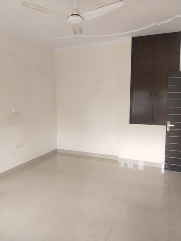 Room in 3 BHK Apartment at Sarita Vihar – for Rent