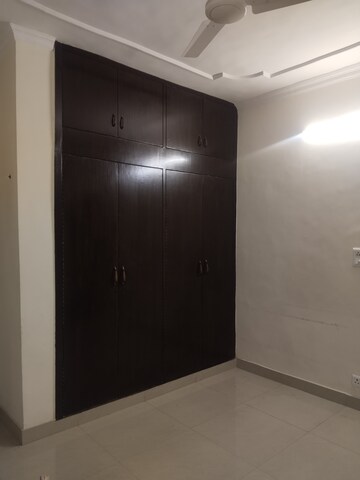 Room in 3 BHK Apartment at Sarita Vihar – for Rent