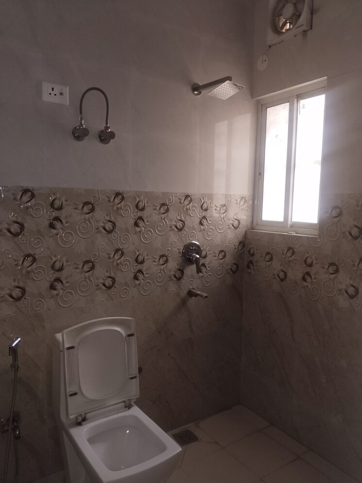 Bathroom, sarita vihar 3 Bedroom 1850 Sq.Ft. Apartment In Sarita Vihar Delhi 8888103