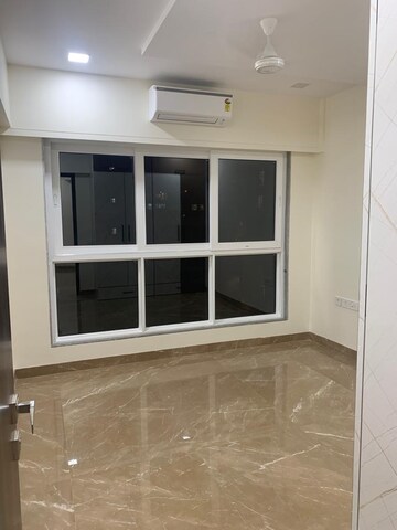 Room in 3 BHK Apartment at Shapoorji Pallonji The Designate, Khar West – for Rent