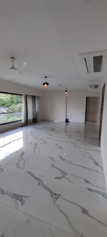Room in 4 BHK Apartment at Bandra West – for Rent