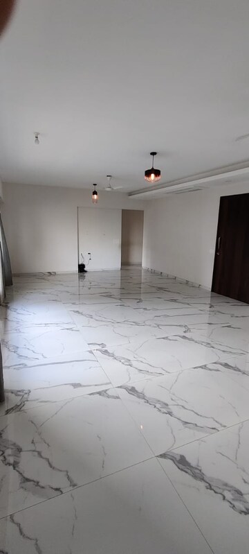 Room in 4 BHK Apartment at Bandra West – for Rent