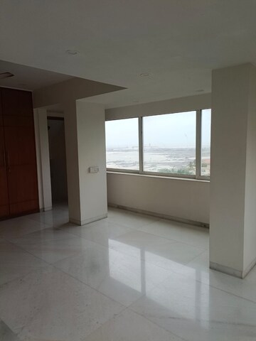 Room in 4 BHK Apartment at Bandra West – for Rent