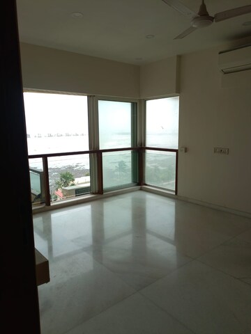 Room in 4 BHK Apartment at Bandra West – for Rent