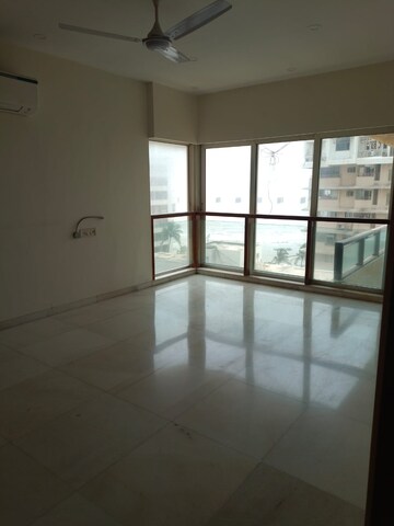 Room in 4 BHK Apartment at Bandra West – for Rent