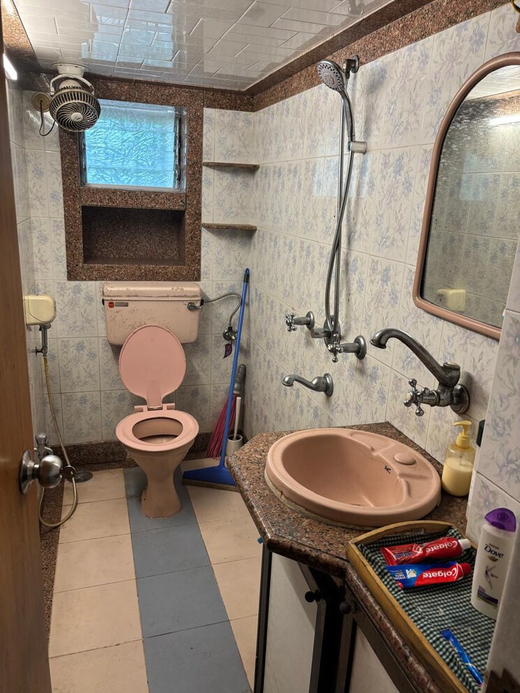 Bathroom, vile parle west 2 Bedroom 698 Sq.Ft. Builder Floor In Vile Parle West Mumbai 8888222