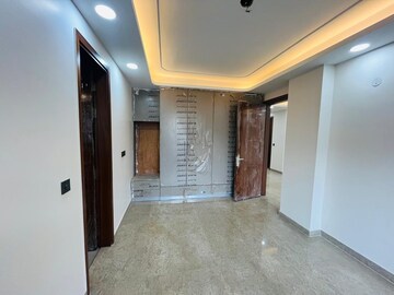 Room in 4 BHK Builder Floor at Green Fields Colony – for Sale