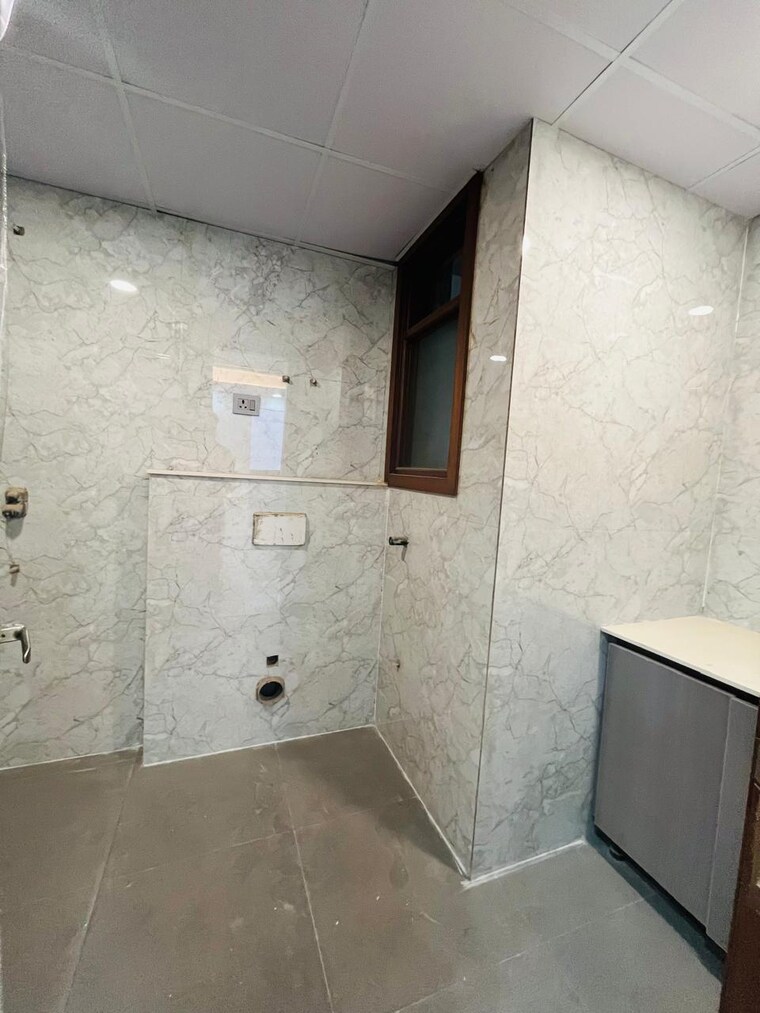 Bathroom, green fields colony 4 Bedroom 2700 Sq.Ft. Builder Floor In Green Fields Colony Faridabad 8888356