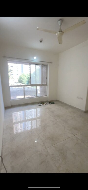 Room in 2 BHK Apartment at Lodha Amara, Kolshet Road – for Rent