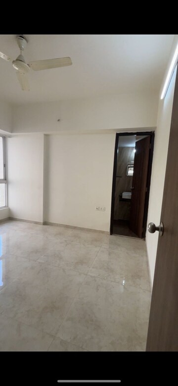 Room in 2 BHK Apartment at Lodha Amara, Kolshet Road – for Rent