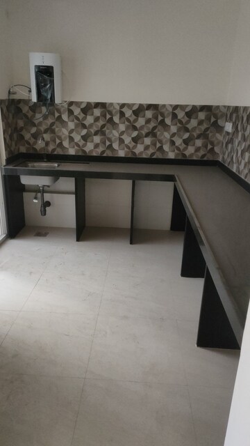 Room in 2 BHK Apartment at Lodha Amara, Kolshet Road – for Rent