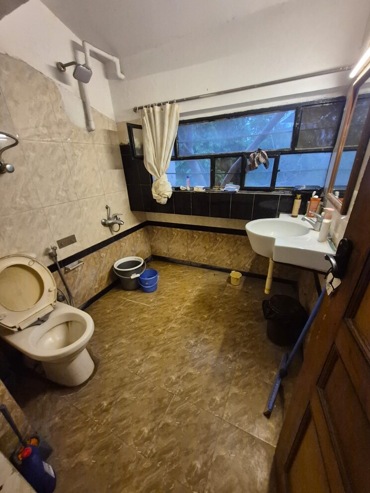 Attached Bathroom, shivalik colony 3 Bedroom 200 Sq.Yd. Builder Floor In Shivalik Colony Delhi 8888548