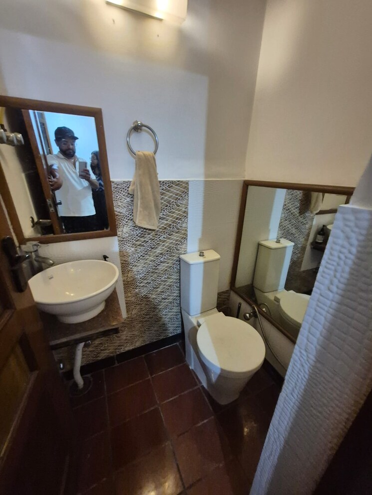 Attached Bathroom, shivalik colony 3 Bedroom 200 Sq.Yd. Builder Floor In Shivalik Colony Delhi 8888548