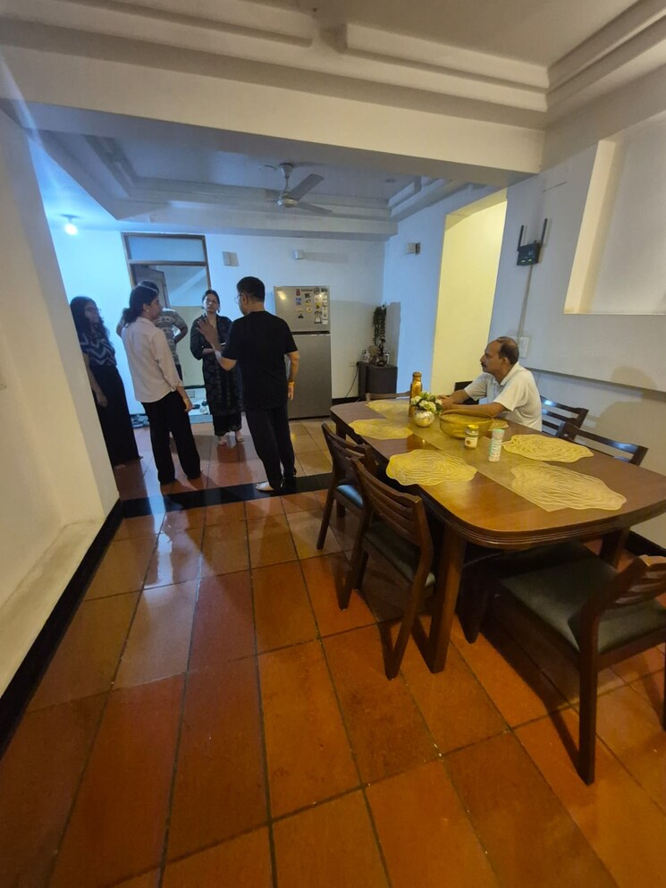 Living Room, shivalik colony 3 Bedroom 200 Sq.Yd. Builder Floor In Shivalik Colony Delhi 8888548