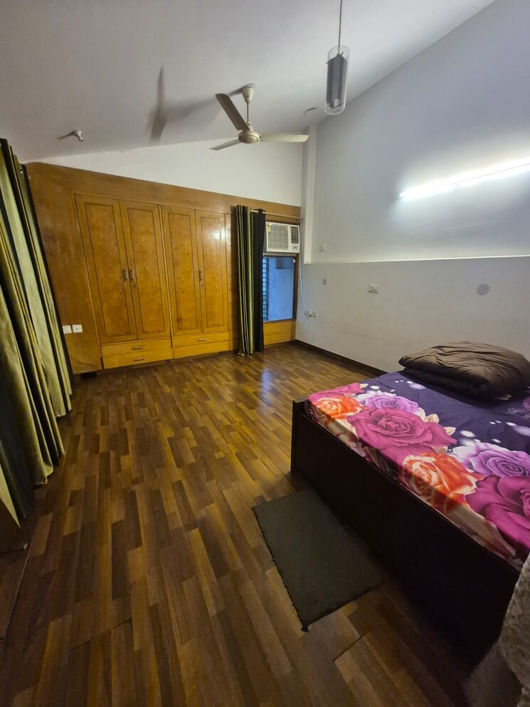 Bedroom, shivalik colony 3 Bedroom 200 Sq.Yd. Builder Floor In Shivalik Colony Delhi 8888548