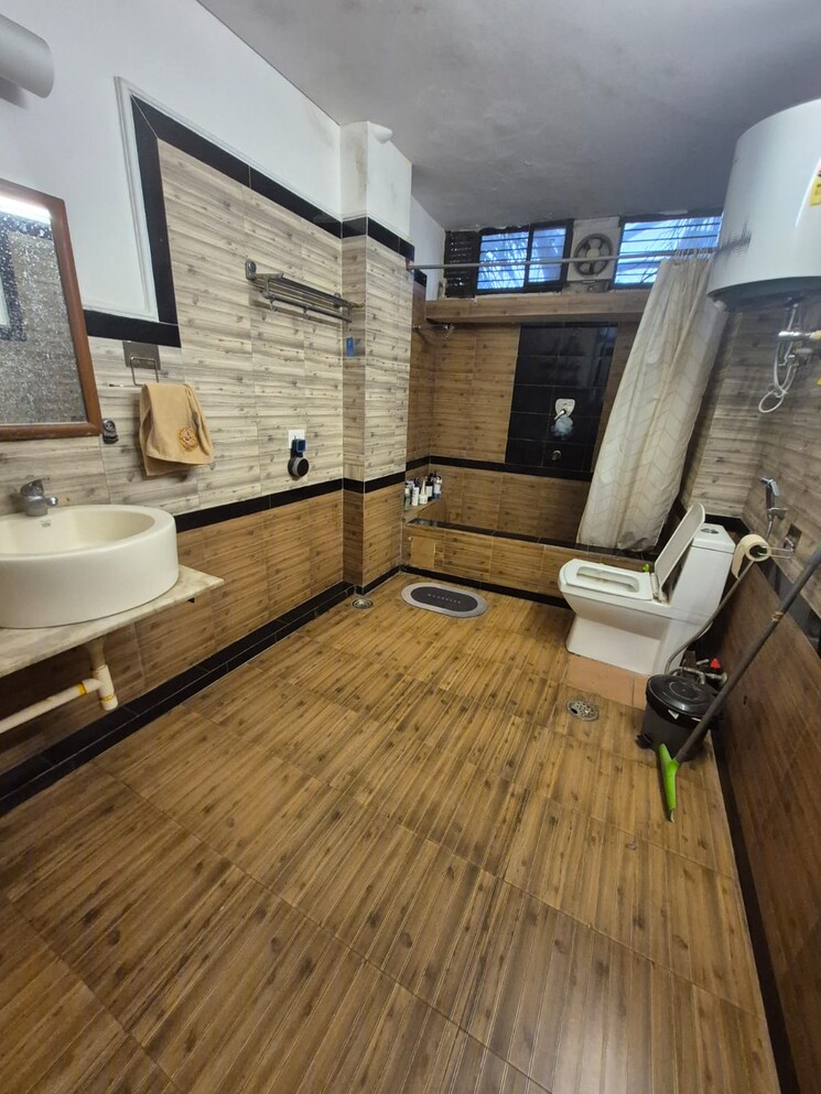 Attached Bathroom, shivalik colony 3 Bedroom 200 Sq.Yd. Builder Floor In Shivalik Colony Delhi 8888548