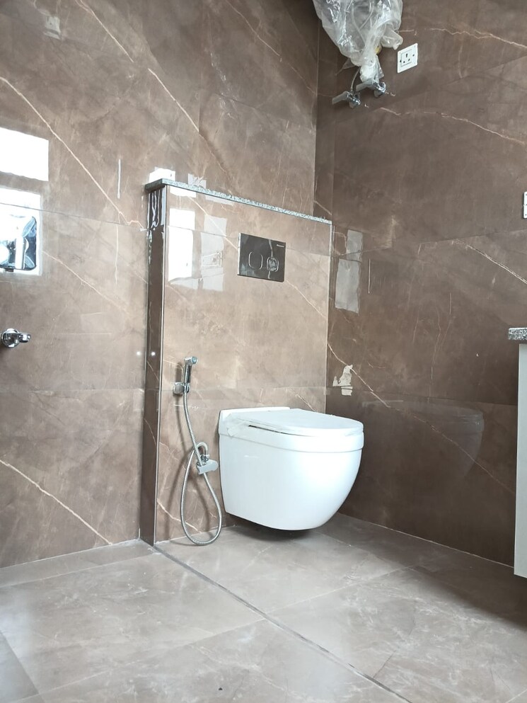 Bathroom, east of kailash 2 Bedroom 130 Sq.Yd. Builder Floor In East Of Kailash Delhi 8888566