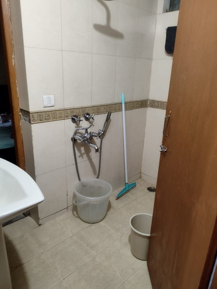 Bathroom, dlf-city-gurgaon 1 Bedroom 150 Sq.Ft. Builder Floor In Sector 27 Gurgaon 8888562