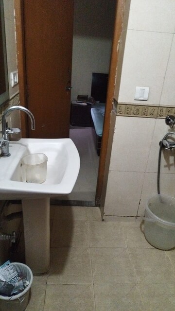 Bathroom in 1 BHK Builder Floor at DLF City Gurgaon, Sector 27 – for Rent