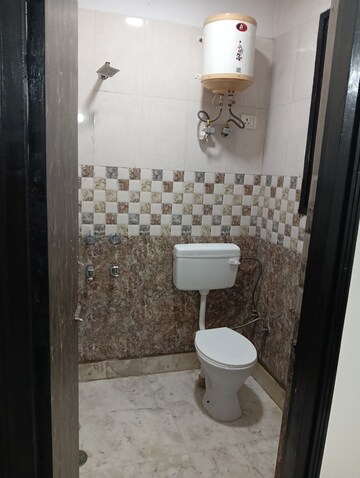 Bathroom in 1 RK Builder Floor at RWA Qutab Enclave, Katwaria Sarai – for Rent