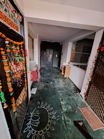 Lift in 2 BHK Apartment at DLF Dilshad Plaza, Shalimar Garden – for Sale