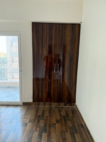Furnished Amenities in 3 BHK Apartment at Migsun Roof, Raj Nagar Extension – for Rent