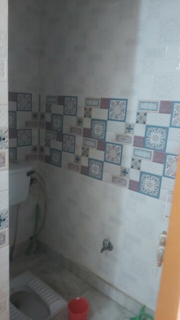 Bathroom in 2.5 BHK Apartment at Uma Cooperative Society, Mayur Vihar 1 – for Rent