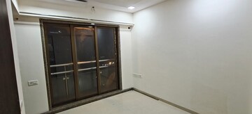 Room in 2.5 BHK Apartment at Neminath Imperia, Andheri West – for Rent