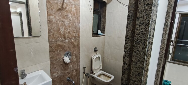Bathroom, neminath-imperia 2.5 Bedroom 700 Sq.Ft. Apartment In Andheri West Mumbai 8889171