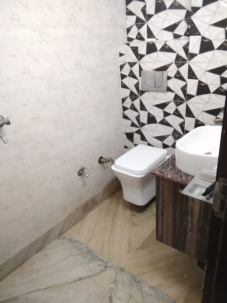 Bathroom, rajouri garden 3 Bedroom 200 Sq.Yd. Builder Floor In Rajouri Garden Delhi 8889199