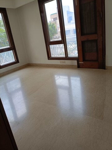 Room in 6+ BHK Independent House at New Friends Colony – for Rent