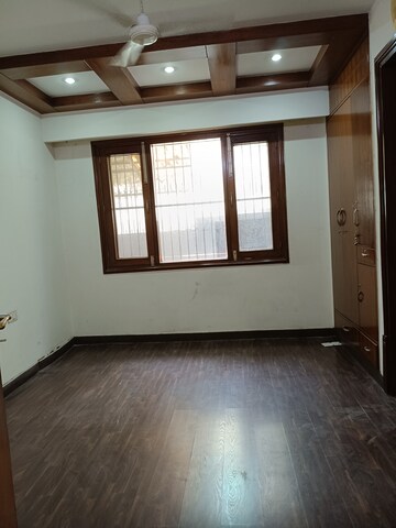 Room in 6+ BHK Independent House at New Friends Colony – for Rent