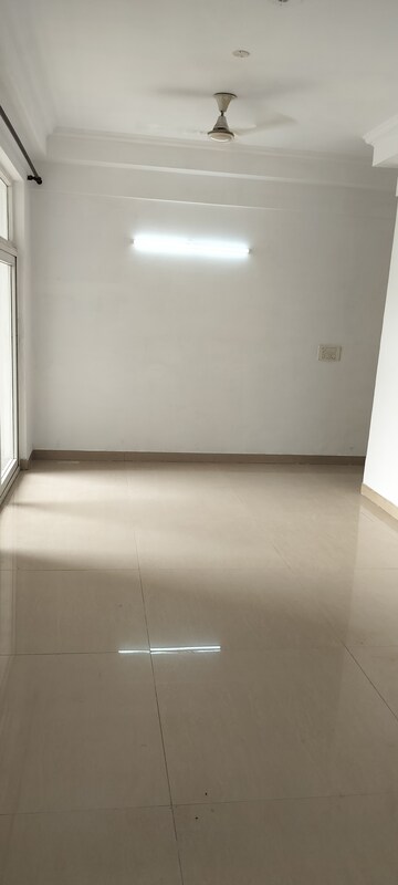 Room in 2 BHK Apartment at Amrapali Eden Park, Sector 50 – for Rent