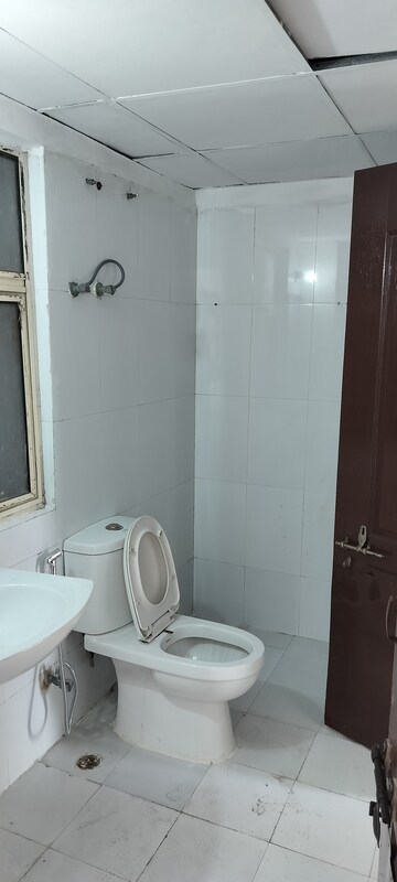 Bathroom in 2 BHK Apartment at Amrapali Eden Park, Sector 50 – for Rent