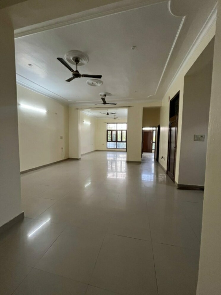 Room, sector 46 3 Bedroom 250 Sq.Mt. Independent House In Sector 46 Noida 8889664