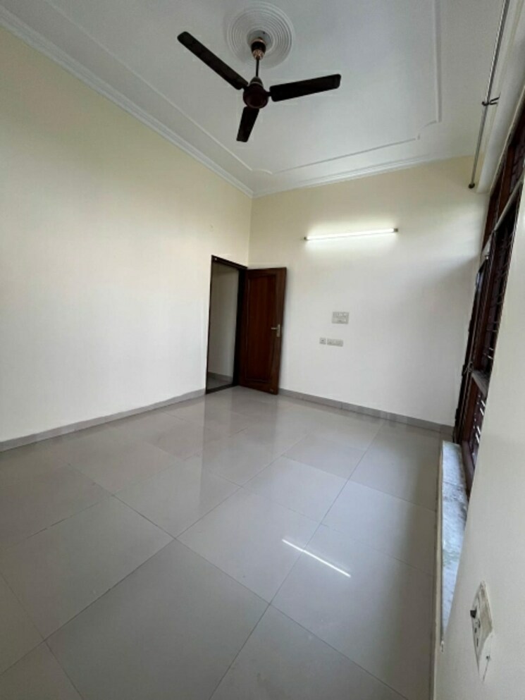 undefined, sector 46 3 Bedroom 250 Sq.Mt. Independent House In Sector 46 Noida 8889664