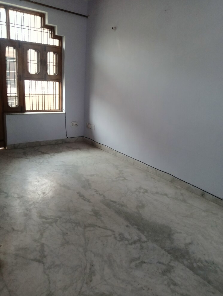 Room, sector 30 2 Bedroom 100 Sq.Ft. Penthouse In Sector 30 Faridabad 8889865