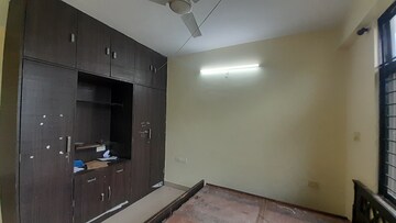 Room in 3 BHK Apartment at Pachpedi Naka – for Rent