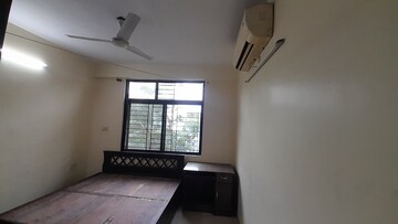 Room in 3 BHK Apartment at Pachpedi Naka – for Rent
