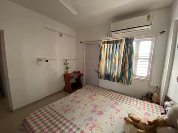 Bedroom in 2 BHK Apartment at Satellite – for Rent