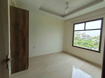 Room in 2 BHK Builder Floor at Sector 9 – for Rent
