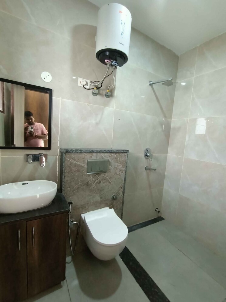Bathroom, sector 9 2 Bedroom 200 Sq.Yd. Builder Floor In Sector 9 Gurgaon 8889942