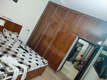 Furnished Amenities in 5 BHK Apartment at Sector 4 – for Rent