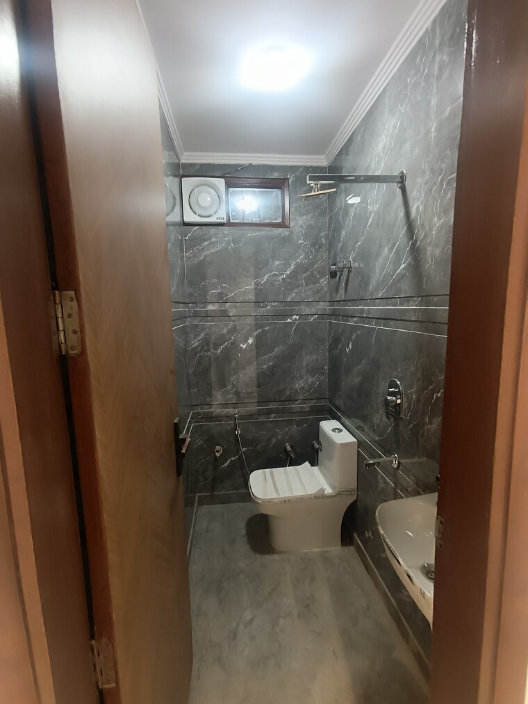 Bathroom, govindpuri 3 Bedroom 900 Sq.Ft. Builder Floor In Govindpuri Delhi 8890178