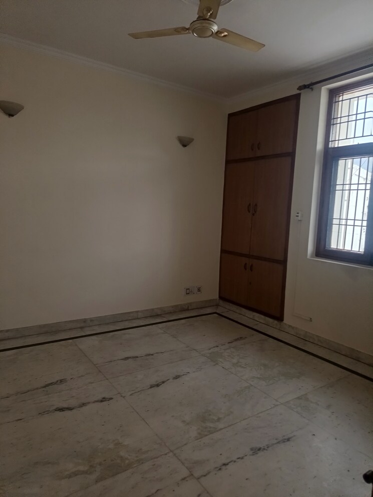 Room, sector 31 2 Bedroom 200 Sq.Mt. Independent House In Sector 31 Noida 8890201