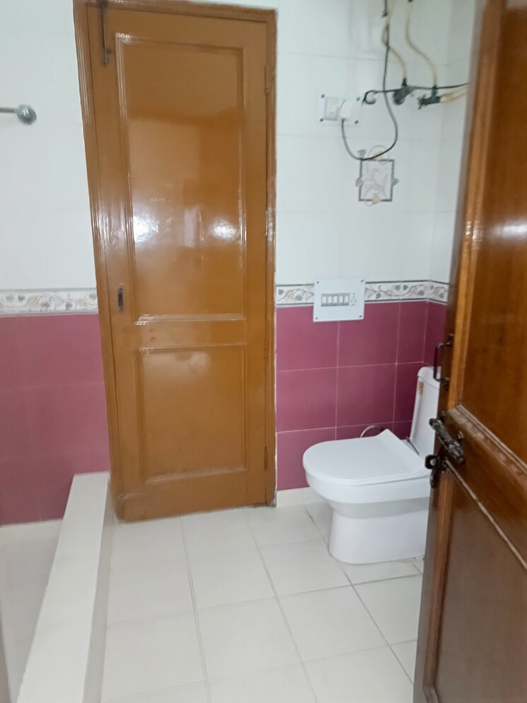 Bathroom, sector 31 2 Bedroom 220 Sq.Mt. Independent House In Sector 31 Noida 8890218